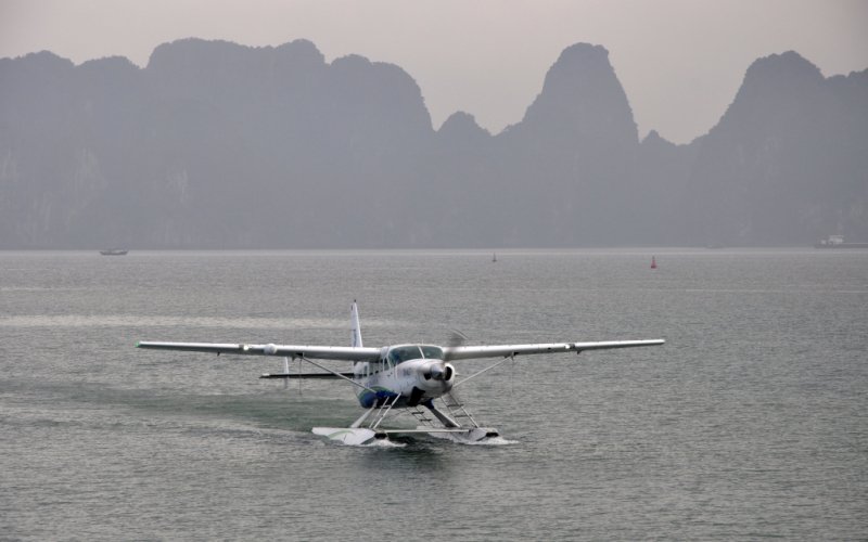 Bay thuỷ phi cơ ngắm Vịnh Hạ Long
