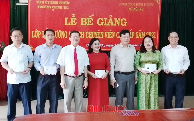Bế giảng lớp bồi dưỡng ngạch chuyên viên cao cấp năm 2021