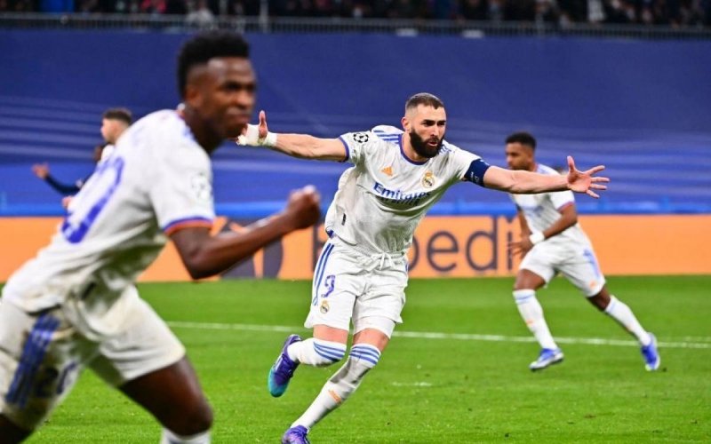 Benzema lập hat-trick giúp Real ngược dòng vào tứ kết Champions League