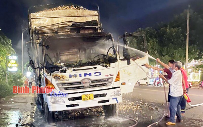 Bình Long: Xe ôtô tải chở mì bốc cháy khi đang dừng bên đường