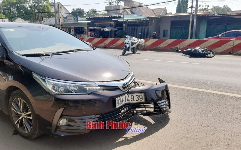 B&igrave;nh Phước: Xe m&aacute;y t&ocirc;ng xe &ocirc; t&ocirc; giữa ng&atilde; ba, 1 người bị thương