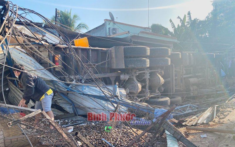 Bình Phước: Xe tải chở điều tuột dốc lật vào quán ăn khiến 2 người tử vong 