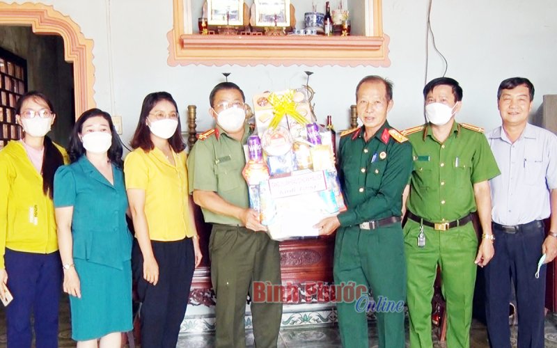 Bù Đốp: Thăm, tặng quà 82 đảng viên cao tuổi đảng 