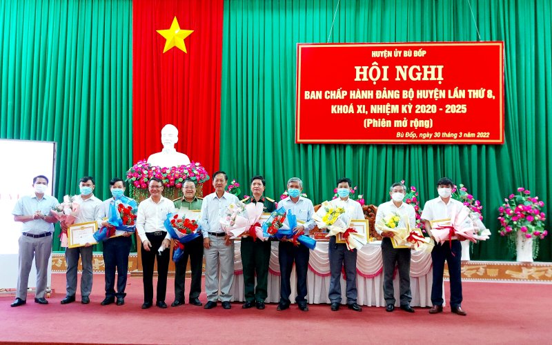 Bù Đốp trao 250 triệu đồng cho đảng viên khó khăn 