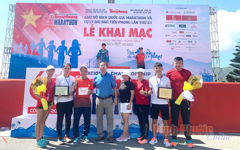“Cặp đôi vàng” Bình Phước đăng quang Vô địch quốc gia Marathon và cự ly dài báo Tiền Phong 2022