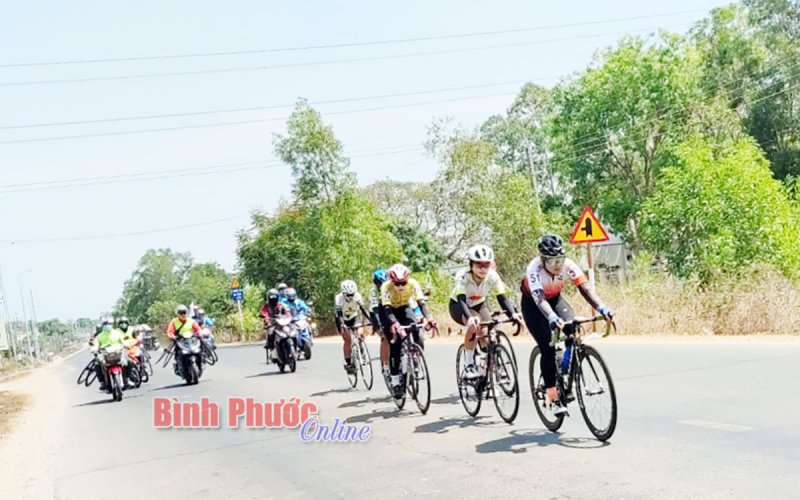 Chặng 8 giải đua xe đạp nữ Bình Dương 2022: Trần Thị Phương Dung cán đích đầu tiên