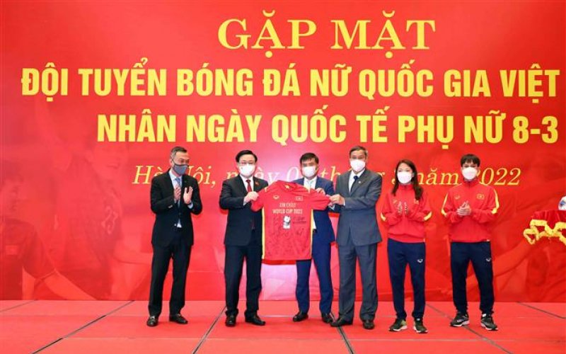 Chủ tịch Quốc hội Vương Đình Huệ gặp mặt Đội tuyển bóng đá nữ quốc gia