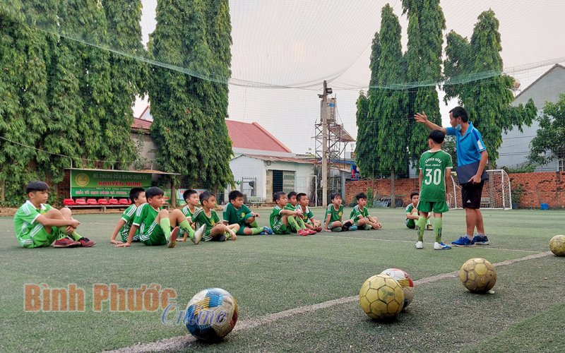 CLB Bóng đá dịch vụ khuyến nông - thắp lửa đam mê trái bóng tròn
