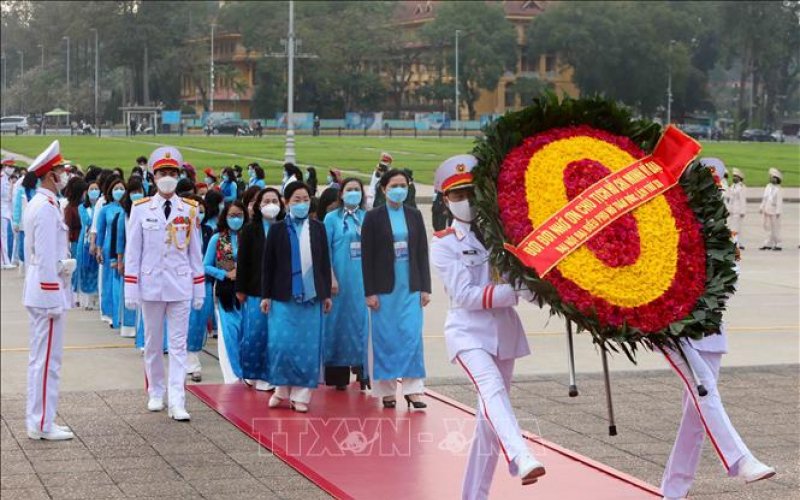Đại hội đại biểu phụ nữ 2022: Các đại biểu vào Lăng viếng Chủ tịch Hồ Chí Minh 