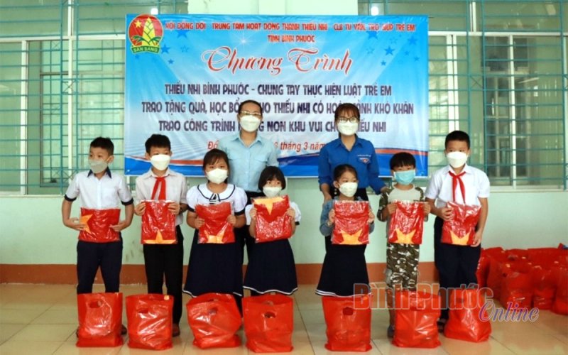 Đồng Phú: 15 học sinh tiêu biểu được trao học bổng Vừ A Dính