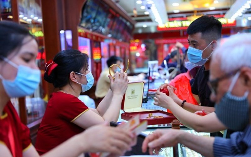 Giá vàng SJC giảm 200.000 đồng mỗi lượng trong phiên đầu tuần