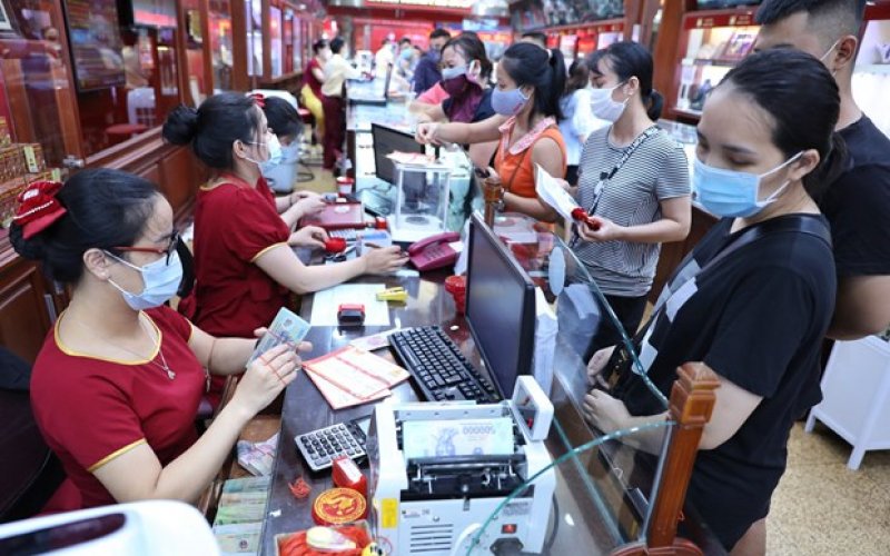 Giá vàng SJC trong nước lao dốc, lùi về quanh mốc 68 triệu đồng