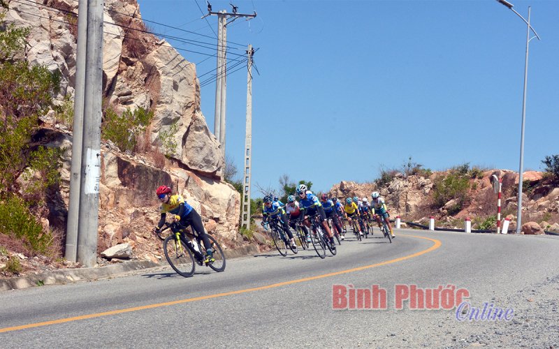 Đinh Thị Như Quỳnh đoạt Áo Đỏ chấm bi dành cho tay leo núi xuất sắc nhất