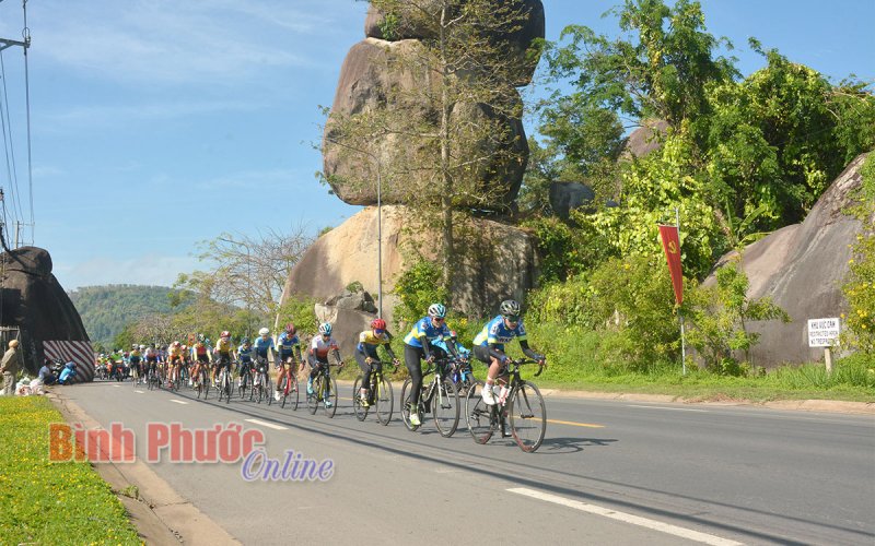 Giải đua xe đạp nữ Bình Dương: Áo trắng đổi ngôi, vàng - xanh nguyên chủ