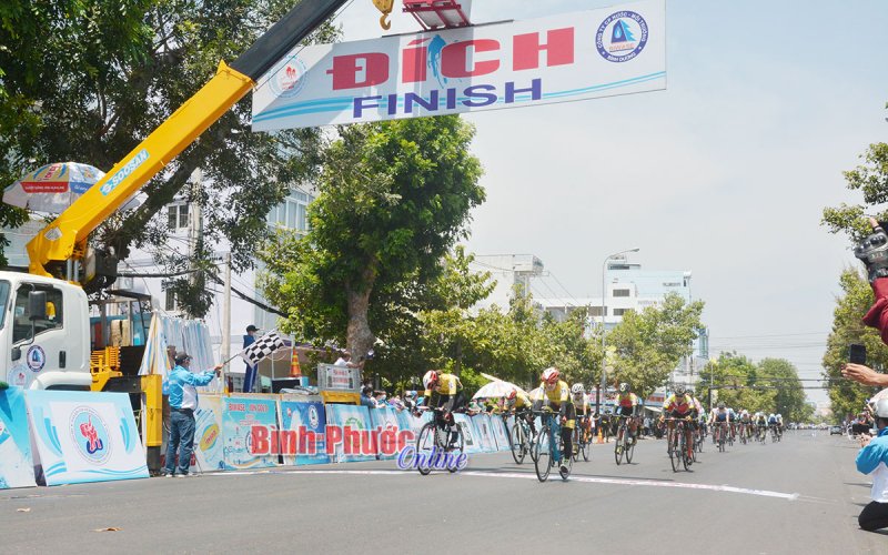 Lâm Thị Kim Ngân chinh phục chặng 7 giải đua xe đạp nữ Bình Dương 2022