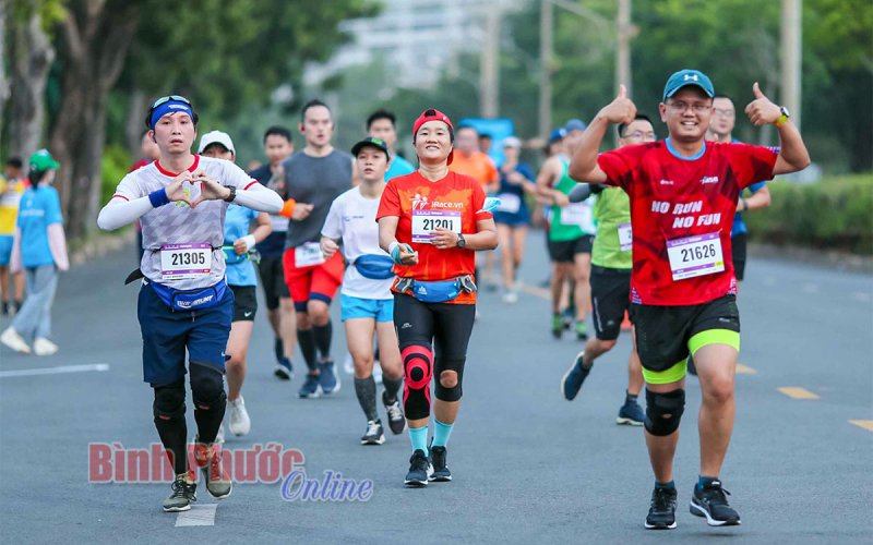 Lần đầu tiên trao Huy chương mạ vàng 24k cho nhà vô địch HCMC Marathon 2022