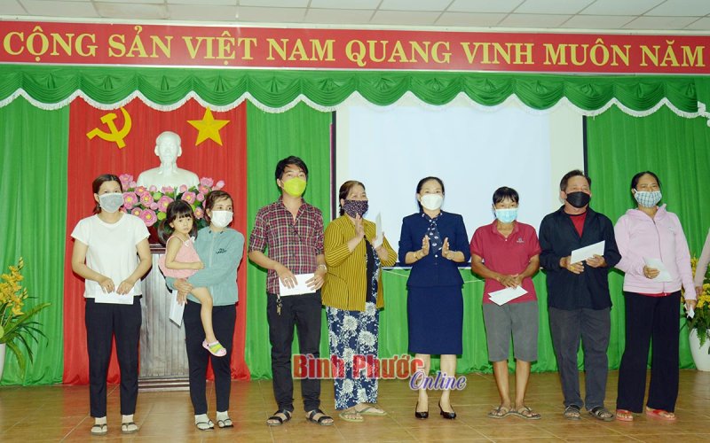 Lãnh đạo thị xã Bình Long tặng quà các hộ tiểu thương bị hỏa hoạn