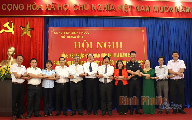 Lấy người dân và doanh nghiệp làm trung tâm