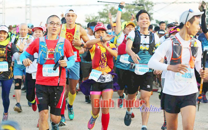 Morizur Gaetan và Hà Thị Hậu chiến thắng giải siêu marathon cự ly 70km