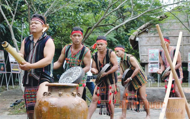 Ph&aacute;t huy gi&aacute; trị văn h&oacute;a c&aacute;c DTTS gắn với ph&aacute;t triển du lịch