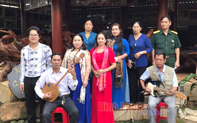 Ph&aacute;t triển s&acirc;n chơi văn nghệ đờn ca t&agrave;i tử