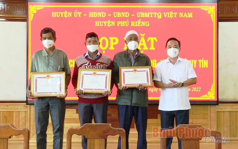 Phú Riềng họp mặt chức sắc, chức việc, già làng, người có uy tín tiêu biểu