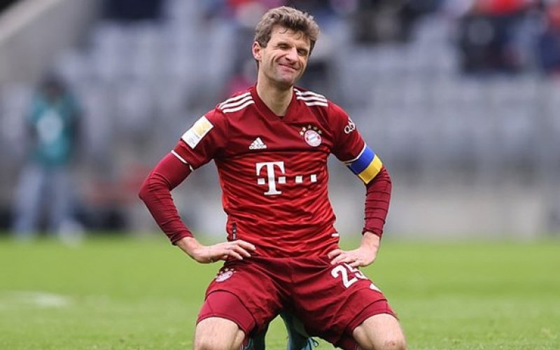 Thomas Mueller đá phản lưới nhà, Bayern chia điểm ngay tại Allianz