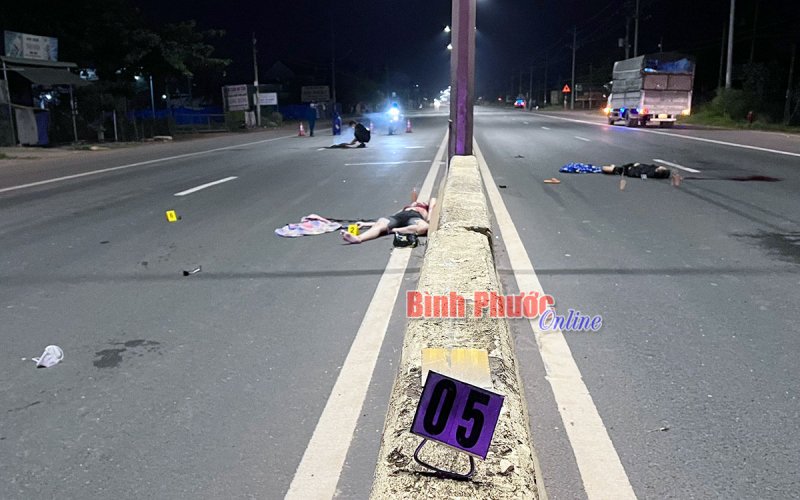 Tông vào dải phân cách, 2 người tử vong tại chỗ