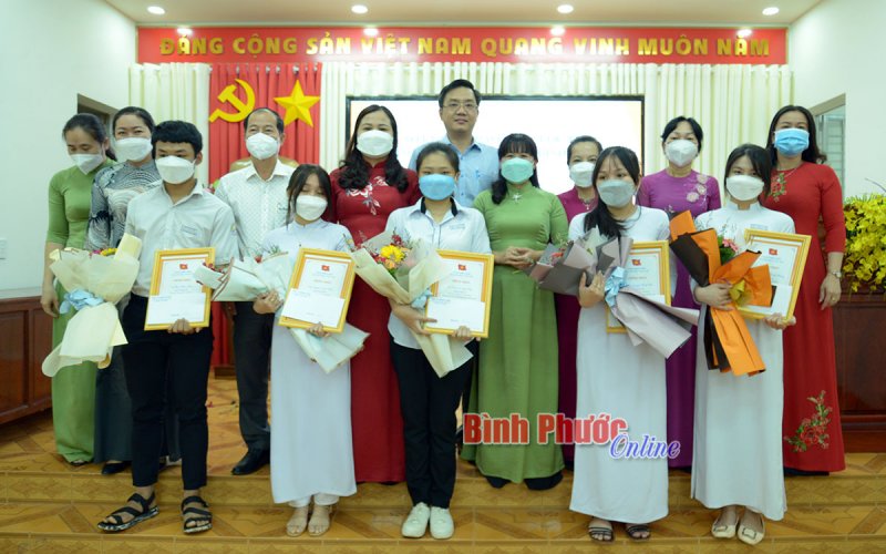 Trần L&ecirc; Xu&acirc;n Mai nhất tuần 1 thi t&igrave;m hiểu lịch sử TX. B&igrave;nh Long