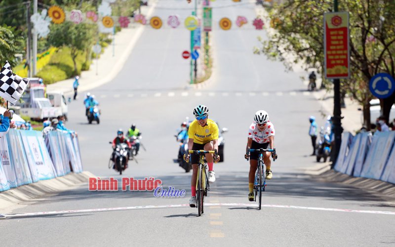 Trần Thị Kim Anh (Xổ số kiến thiết Đồng Tháp) cán đích đầu tiên ở chặng 4