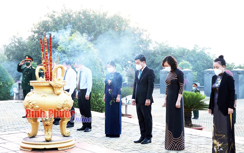 Viếng nghĩa trang liệt sĩ nhân kỷ niệm 47 năm Ngày giải phóng Bình Phước