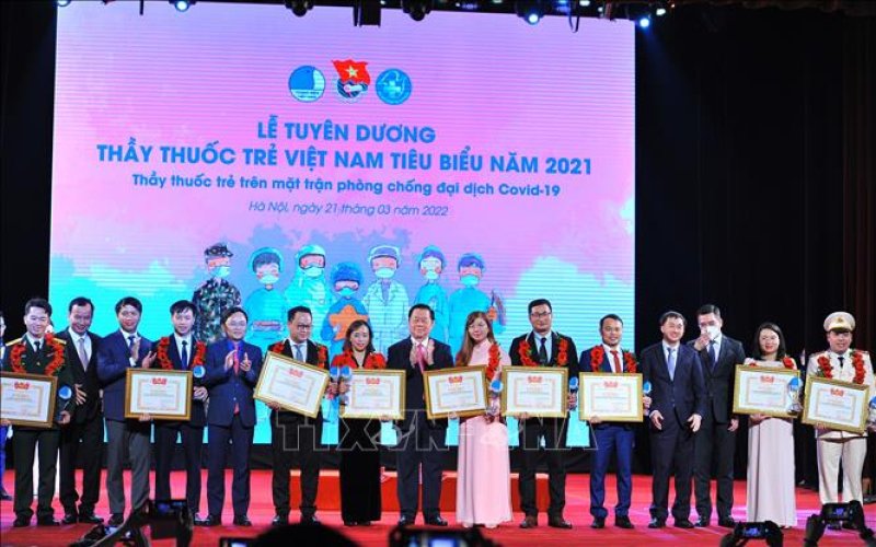 Vinh danh 10 thầy thuốc trẻ tiêu biểu trong phòng, chống dịch COVID-19