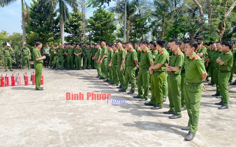 300 cán bộ, chiến sĩ công an được tập huấn về phòng cháy, chữa cháy và cứu nạn, cứu hộ