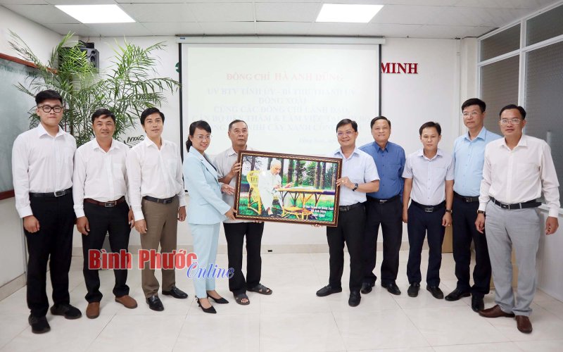 Bí thư Thành ủy Đồng Xoài làm việc với Chi bộ Công ty cây xanh Công Minh