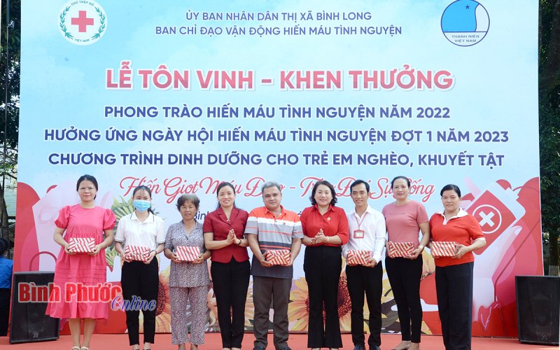 Bình Long: Tôn vinh, khen thưởng điển hình hiến máu tiêu biểu năm 2022