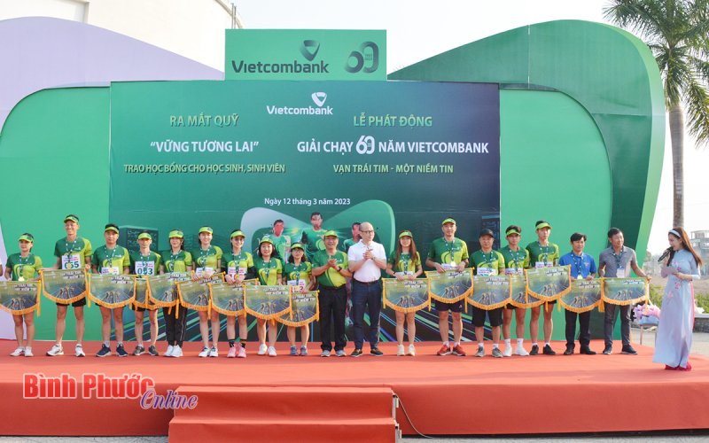 Bình Phước: 200 vận động viên tham gia Giải chạy 60 năm Vietcombank “Vạn trái tim, một niềm tin”