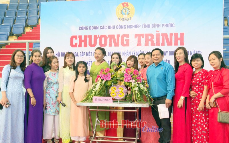 B&igrave;nh Phước: C&ocirc;ng nh&acirc;n, người lao động thi cắm hoa 