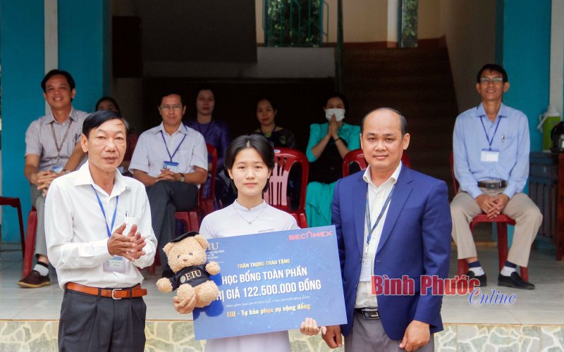 Bình Phước: Nữ sinh lớp 12 đầu tiên nhận học bổng toàn phần của Đại học quốc tế Miền Đông