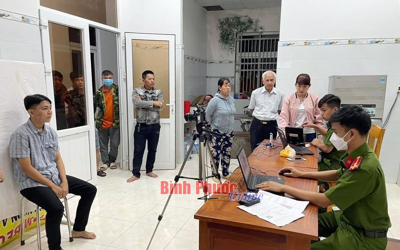 Bình Phước: Tuổi trẻ Công an tỉnh hỗ trợ người dân thực hiện dịch vụ công trực tuyến