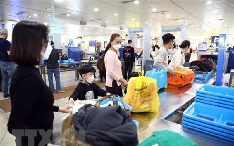 Bộ Công an khuyến cáo rủi ro khi xách hộ hàng hóa tại sân bay