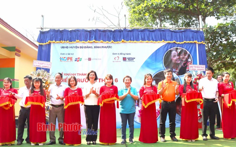 Cô trò vùng sâu vui mừng đón nhận phòng học mới