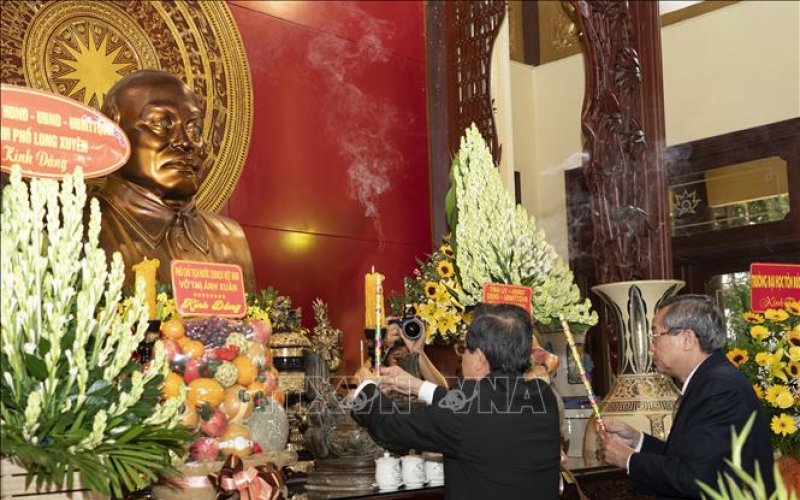 Dâng hương tưởng niệm 43 năm ngày mất của Chủ tịch Tôn Đức Thắng