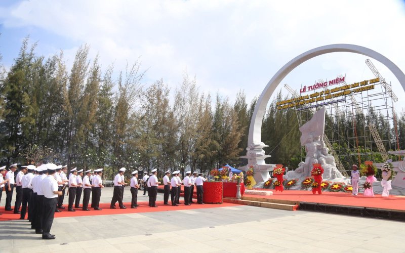 Dâng hương tưởng niệm các anh hùng, liệt sĩ Gạc Ma