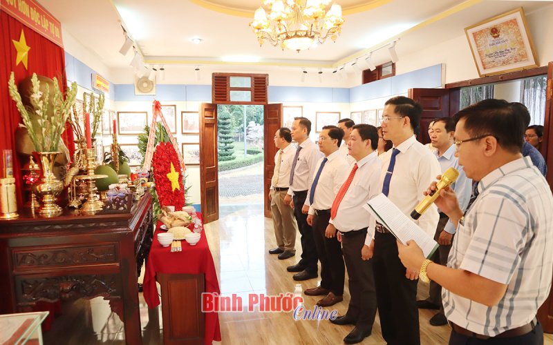 Đồng Xoài: Dâng hương kỷ niệm 48 năm Ngày giải phóng tỉnh Bình Phước