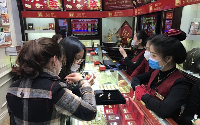 Giá vàng lên mốc 67 triệu đồng, tỷ giá trung tâm quay đầu đi xuống