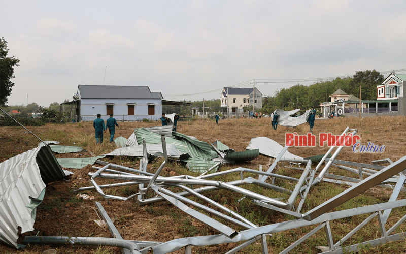 Hớn Quản: Thiệt hại hàng tỷ đồng do mưa lớn kèm theo lốc xoáy