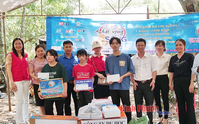 “Khát vọng sống” trao 250 triệu đồng cho em Phạm Văn Tâm