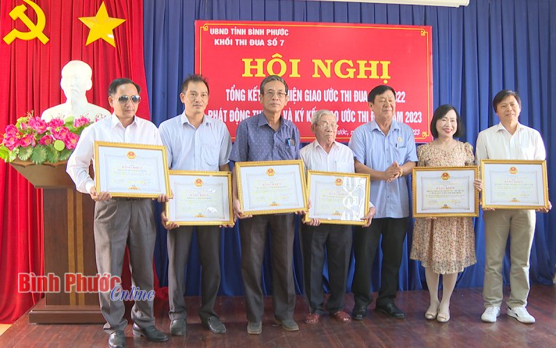 Khối thi đua số 7: 6 đơn vị có thành tích xuất sắc được tặng bằng khen của UBND tỉnh