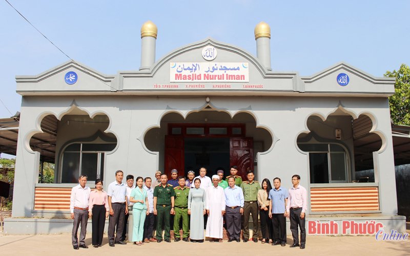 Lãnh đạo huyện Phú Riềng thăm, chúc mừng lễ Ramadan của đồng bào Chăm