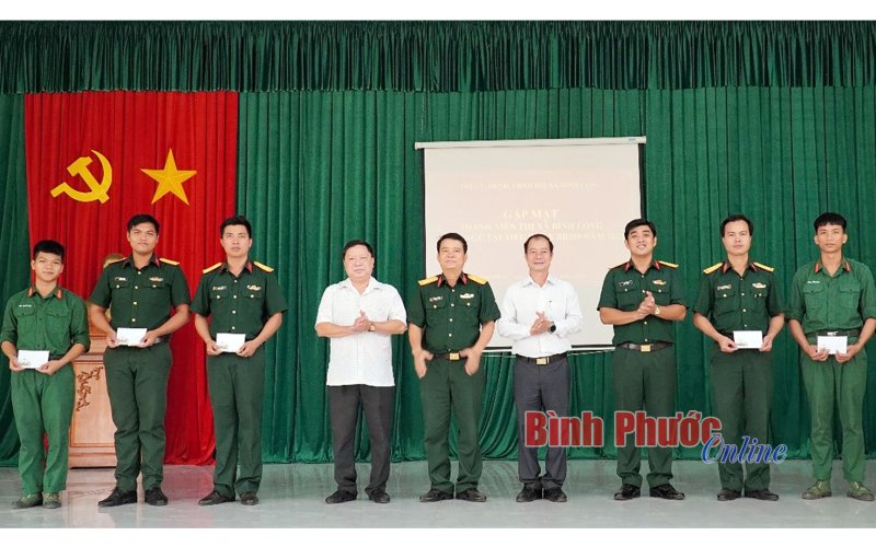Lãnh đạo thị xã Bình Long thăm, động viên tân binh nhập ngũ năm 2023